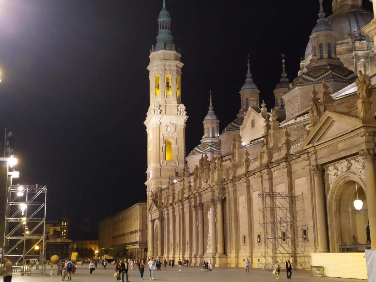 Junto A La Basilica Del Pilar